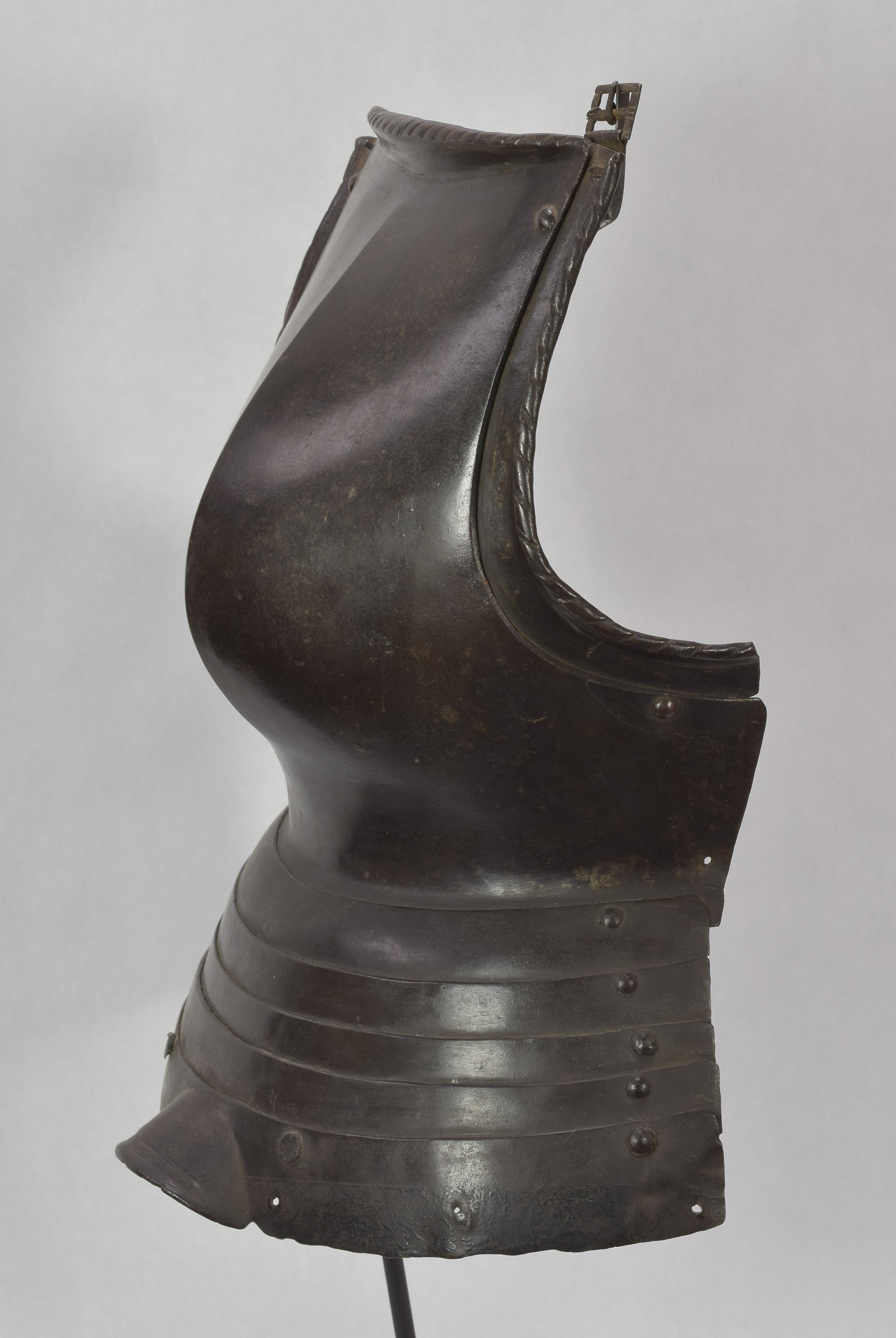 Breast plate shape