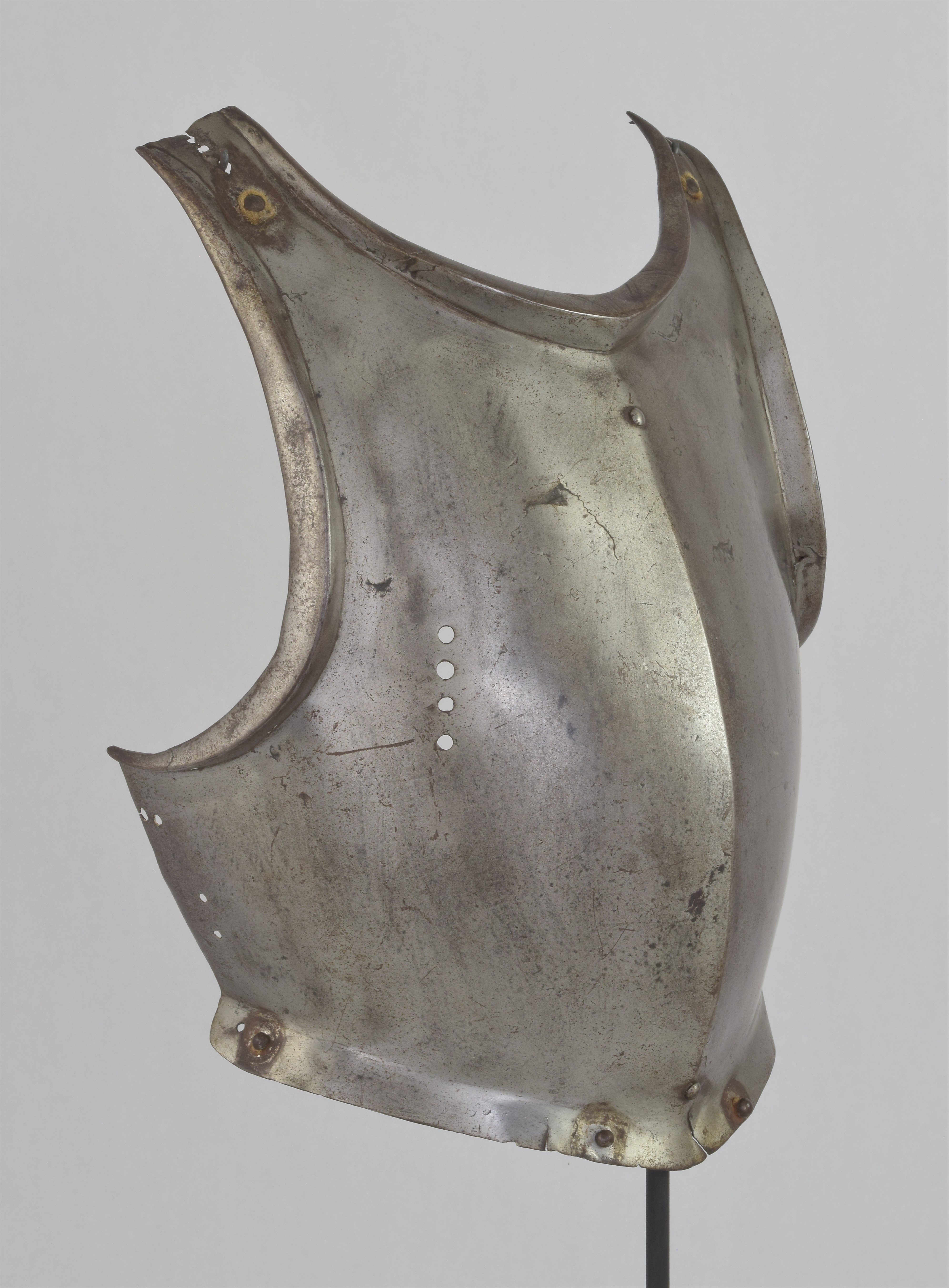 Breast plate shape